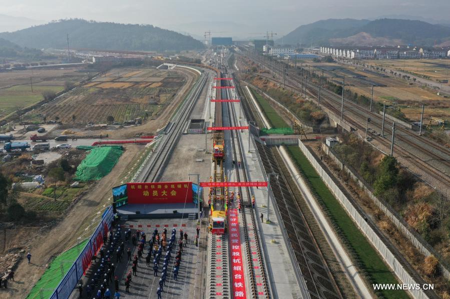 بدء وضع القضبان الحديدية لخط سكة حديد ممول من خلال شراكة بين القطاعين العام والخاص في الصين