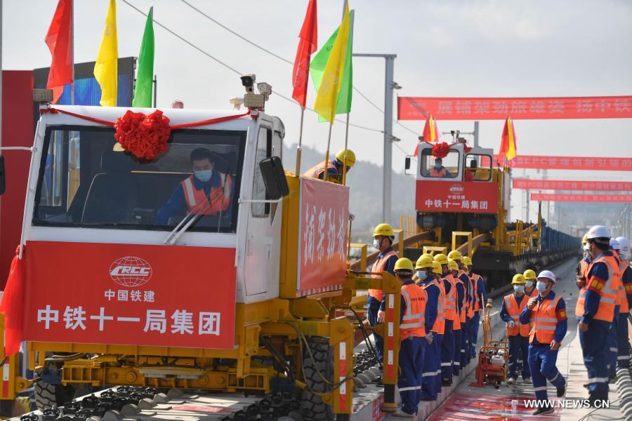 بدء وضع القضبان الحديدية لخط سكة حديد ممول من خلال شراكة بين القطاعين العام والخاص في الصين