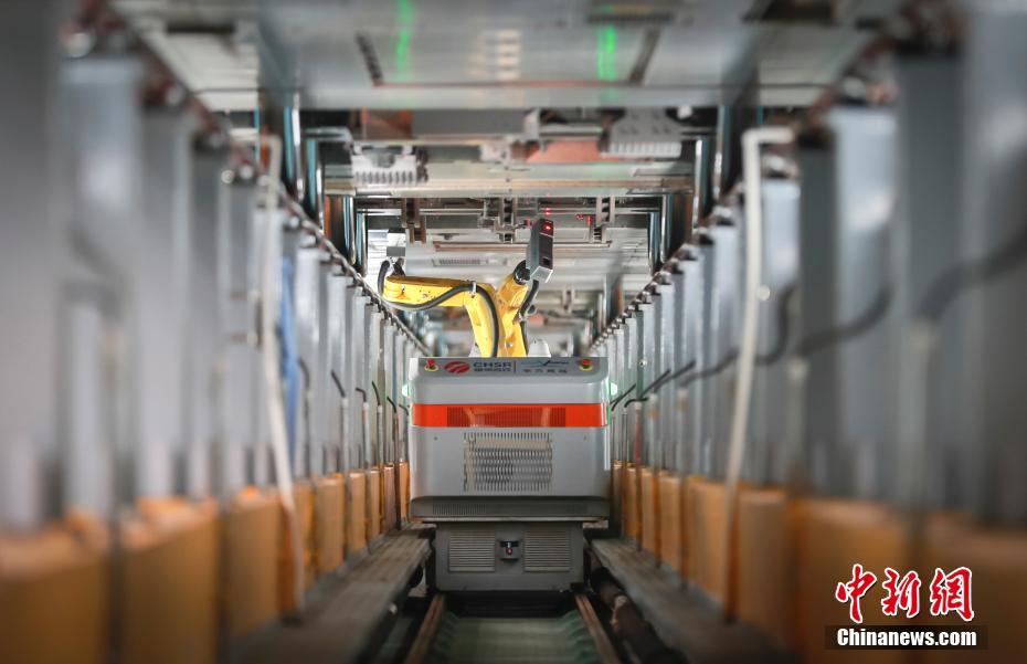 روبوتات الصيانة الذكية تفحص القطارات مع اقتراب ذروة اسفار عيد الربيع