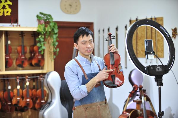 قرية دونغ قاو، أهم قواعد صناعة الكمان في الصين