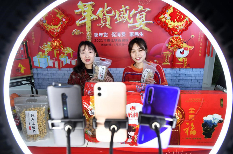 ازدياد الطلب على منتجات رأس السنة الجديدة عبر الإنترنت في الصين خلال الاستعداد للاحتفال بعيد الربيع