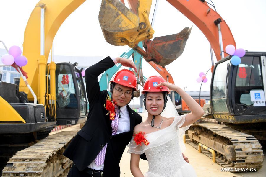 حفل زفاف في موقع بناء شرقي الصين قبل عيد الربيع