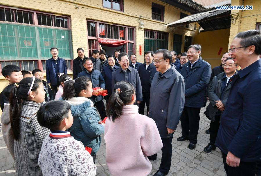 رئيس مجلس الدولة الصيني يشدد على بذل جهود لتحقيق الفائدة للشعب