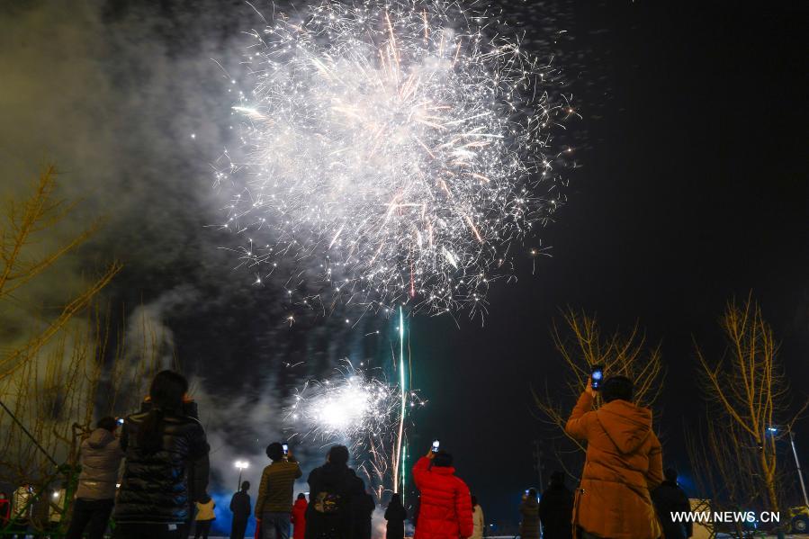 عرض الألعاب النارية للعاملين الطبيين بمناسبة عيد الربيع بشمال شرقي الصين