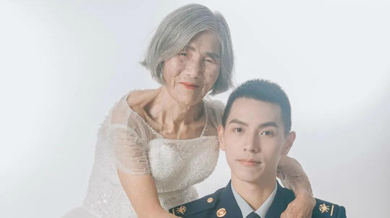 صورة زفاف بين رجل إطفاء يبلغ من العمر 24 عاما وجدته البالغة من العمر 85 عاما