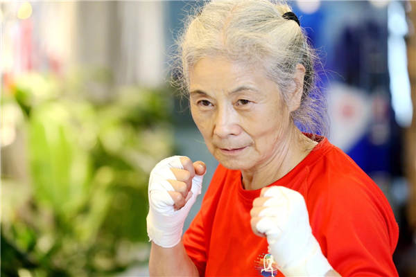 سيدة صينية مسنة تخوض تجربة تقوية الاجسام في عمر السبعين