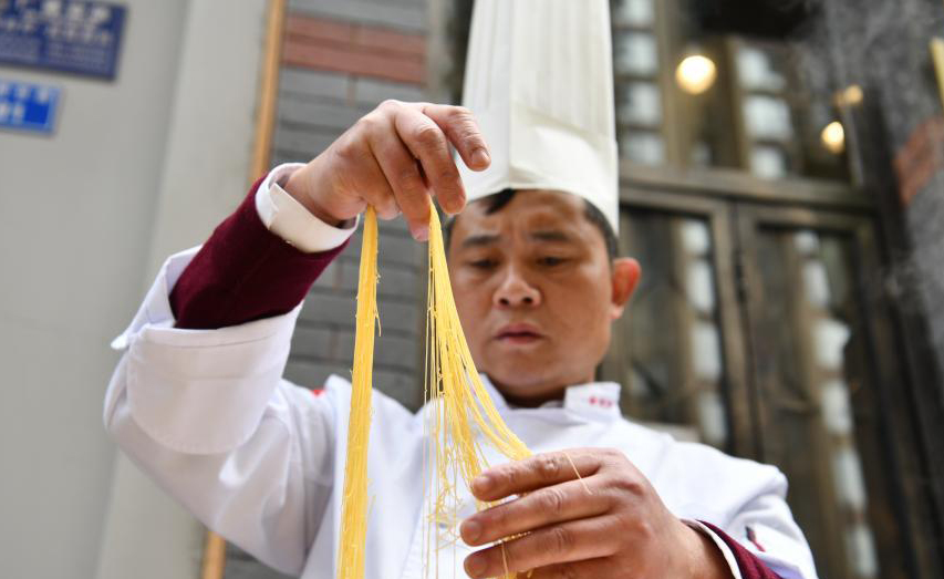 معكرونة الخيوط الذهبية، أحد أقدم الأطباق بمقاطعة سيتشوان