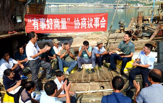 يوم 14 سبتمبر 2020، في ميناء الصيد بجزيرة قاوقونغ، مدينة ليانيونقانغ، مقاطعة جيانغسو، جلس أعضاء مؤتمر ليانيونقانغ الاستشاري السياسي والصيادون معًا للتفاوض وحل المشكلات البيئية. تصوير تشو شيانمينغ (صورة الشعب)