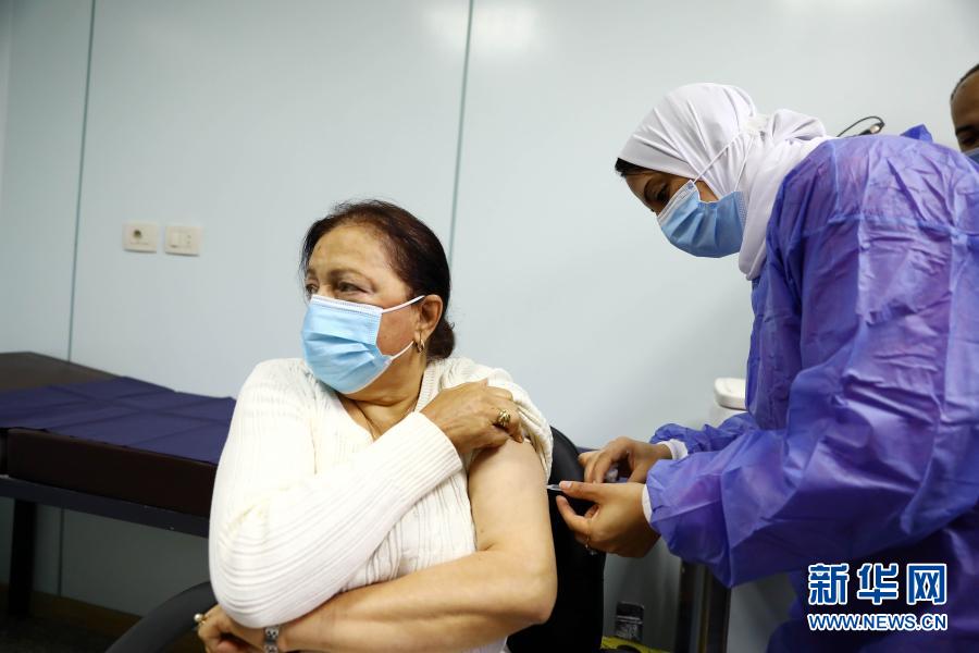 تقرير إخباري: مصر تبدأ تطعيم كبار السن ضد كورونا وفلسطين تمدد حالة الطوارئ وسط زيادة الإصابات
