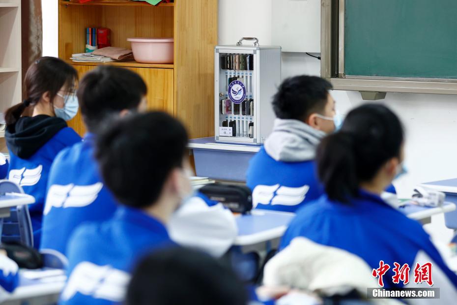 بسبب تأثيرها على النتائج الدراسية، مدارس في بكين تلجأ إلى خزائن خاصة لحفظ هواتف التلاميذ