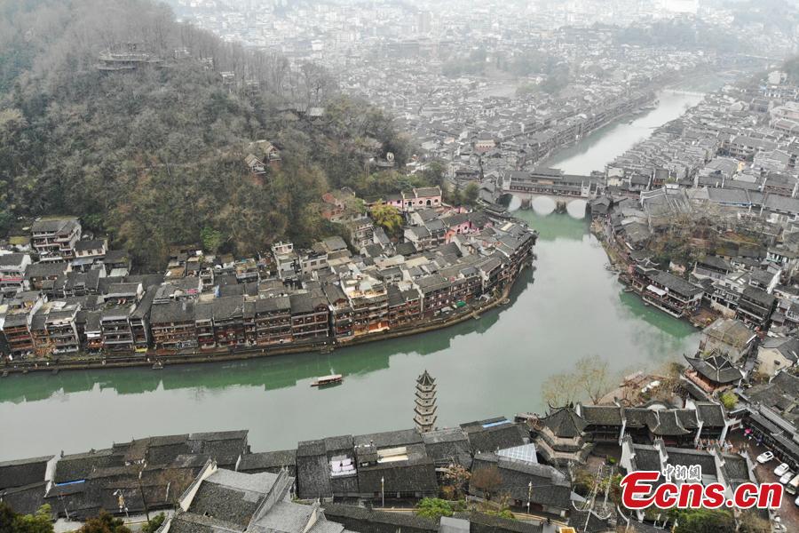 بلدة فنغهوانغ بهونان، مدينة قديمة تأسست على ضفاف نهر