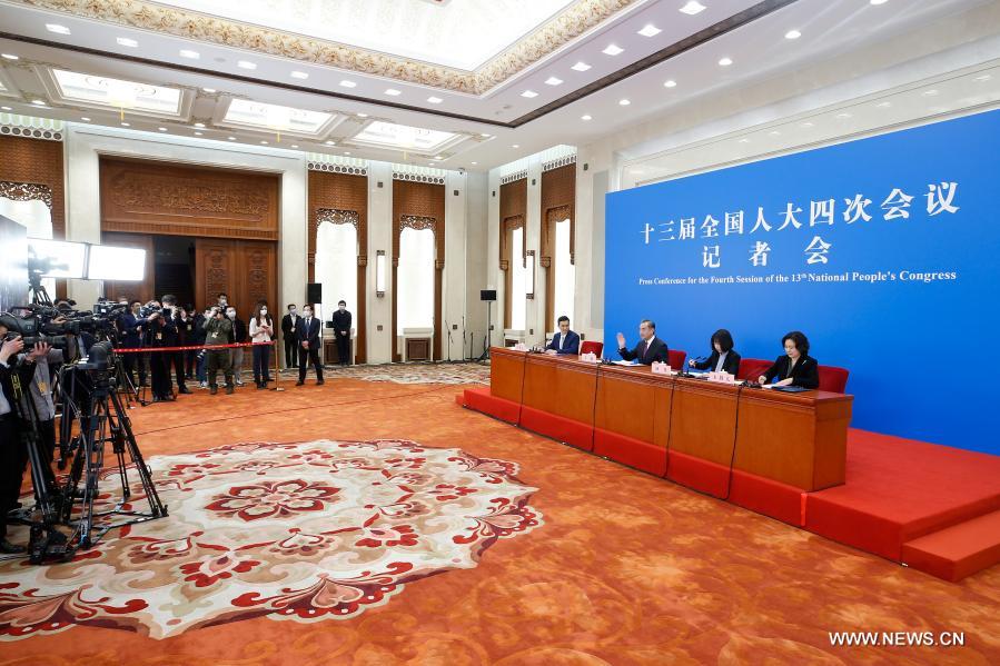 وزير الخارجية الصيني يعقد مؤتمرا صحفيا حول السياسة والعلاقات الخارجية
