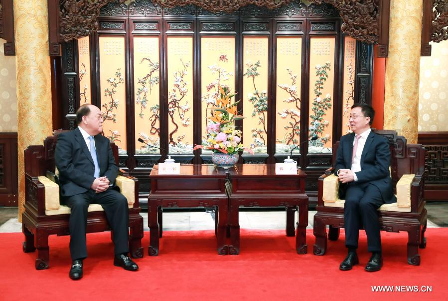 نائب رئيس مجلس الدولة الصيني يلتقي الرئيسين التنفيذيين لمنطقتي ماكاو وهونغ كونغ
