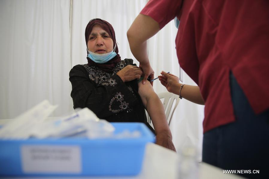 إسرائيل تبدأ حملة تطعيم العمال الفلسطينيين الذين يملكون تصاريح سارية المفعول في إسرائيل ضد كورونا