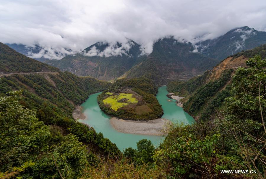 مناظر لوادي نهر نوجيانغ في جنوب غربي الصين