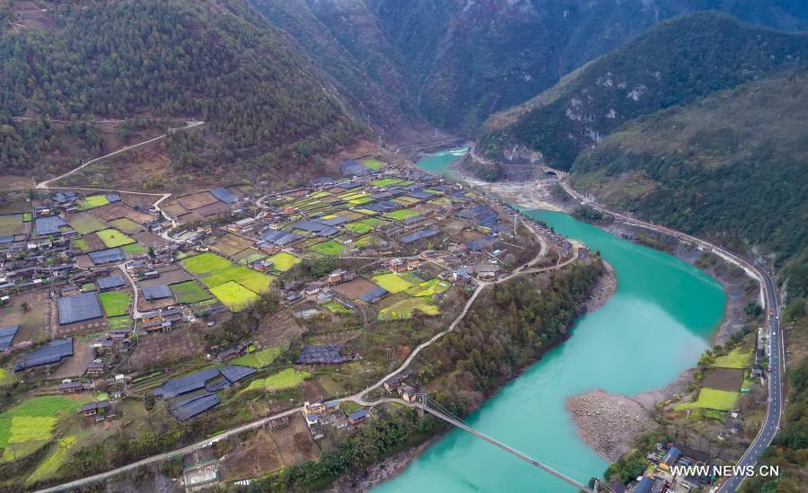 مناظر لوادي نهر نوجيانغ في جنوب غربي الصين
