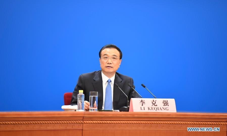 رئيس مجلس الدولة الصيني يلتقي الصحفيين