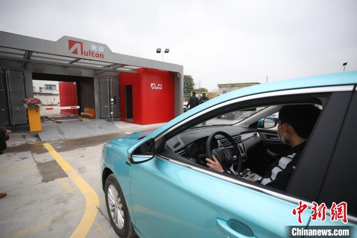 شنغهاي تفتتح أول محطة لتبديل بطاريات السيارات الكهربائية
