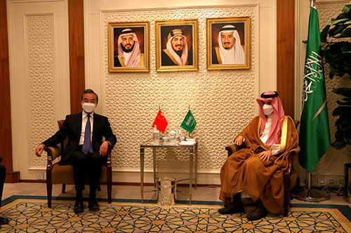 وزيرا الخارجية الصيني والسعودي يبحثان تعزيز العلاقات الثنائية والتعاون الإقليمي
