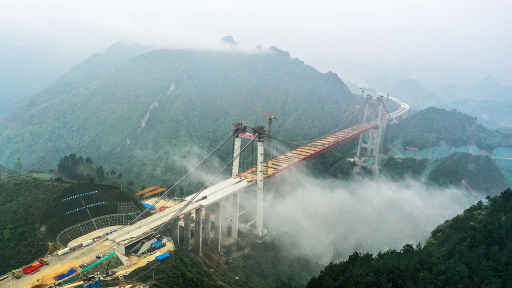 ربط جسر يانغباوشان في قويتشو بسلاسة