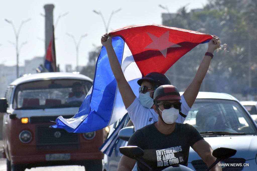 تحقيق إخباري: قافلة سيارات ضخمة تشق طريقا في كوبا احتجاجا على الحظر الأمريكي