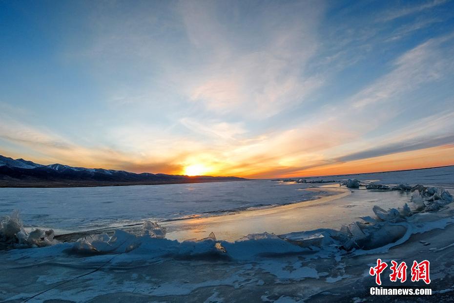 غروب الشمس على بحيرة تشينغهاي