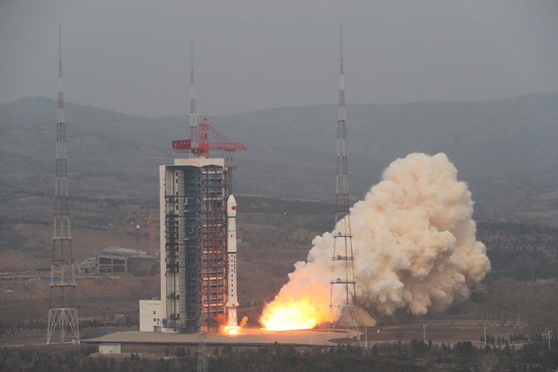 الصين تطلق قمرا صناعيا جديدا لمسح بيئة الفضاء