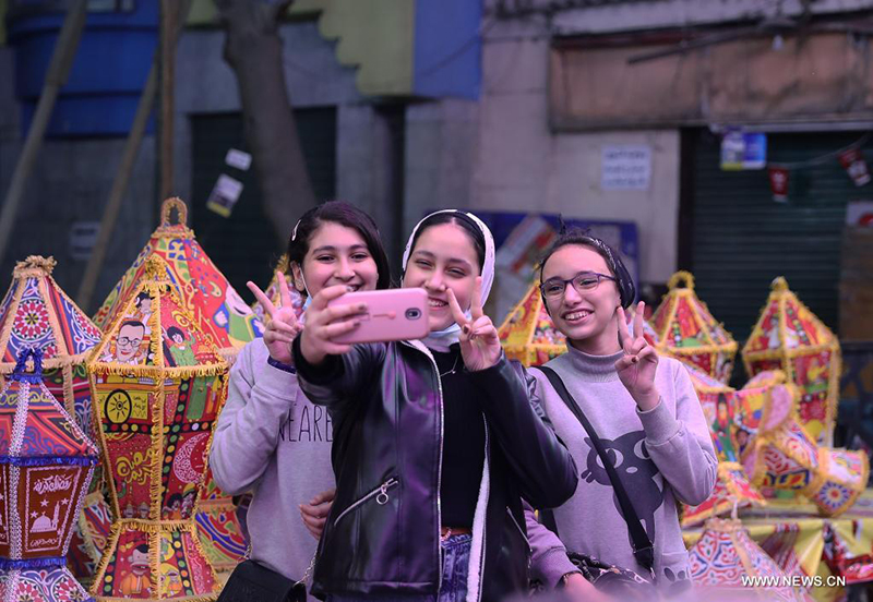 الإقبال على شراء فوانيس رمضان في مصر