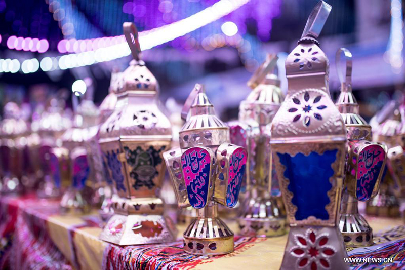 الإقبال على شراء فوانيس رمضان في مصر