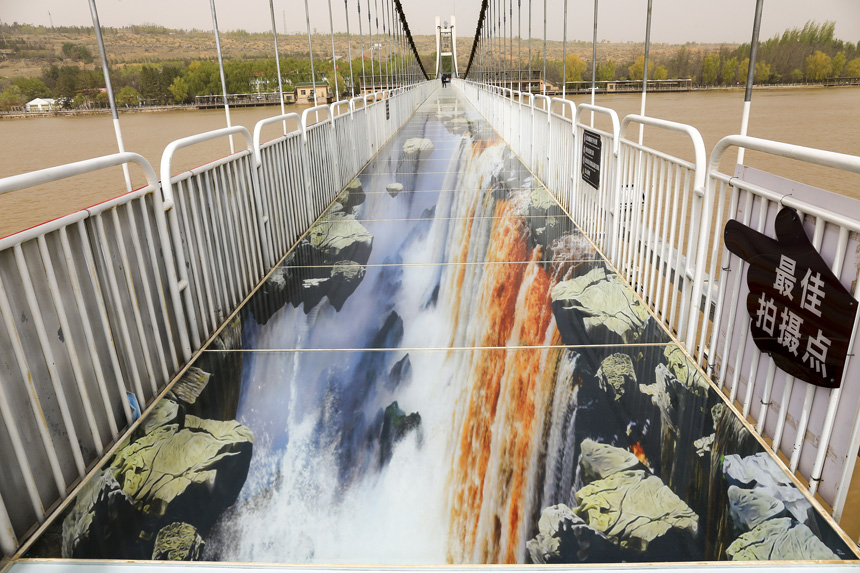جسر زجاجي ثلاثي الأبعاد فوق النهر الأصفر يلقى إقبالا واسعا من الزوار