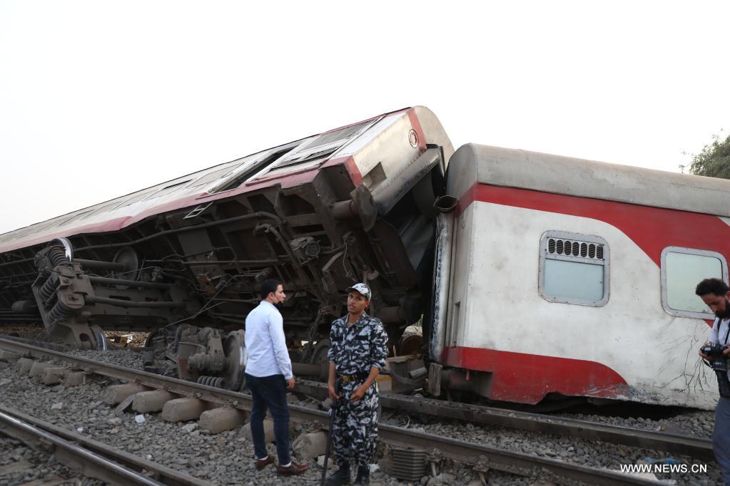 مقتل 11 شخصا وإصابة 98 في حادث خروج قطار عن مساره شمال القاهرة