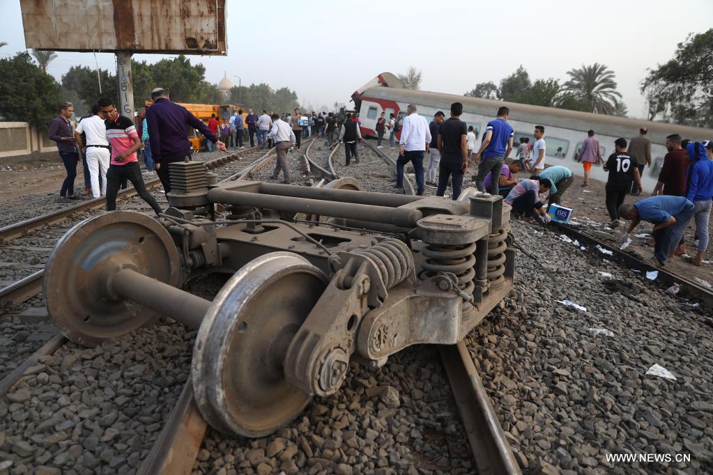 مقتل 11 شخصا وإصابة 98 في حادث خروج قطار عن مساره شمال القاهرة