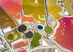 بحيرة مالحة تتحول الى فسيفساء متعددة الألوان