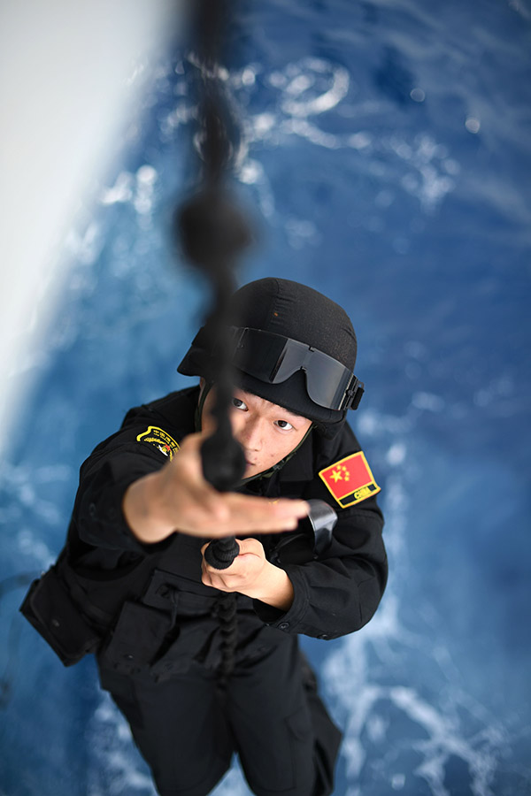 صور رائعة: الصين تحتفل بالذكرى 72 لتأسيس قواتها البحرية