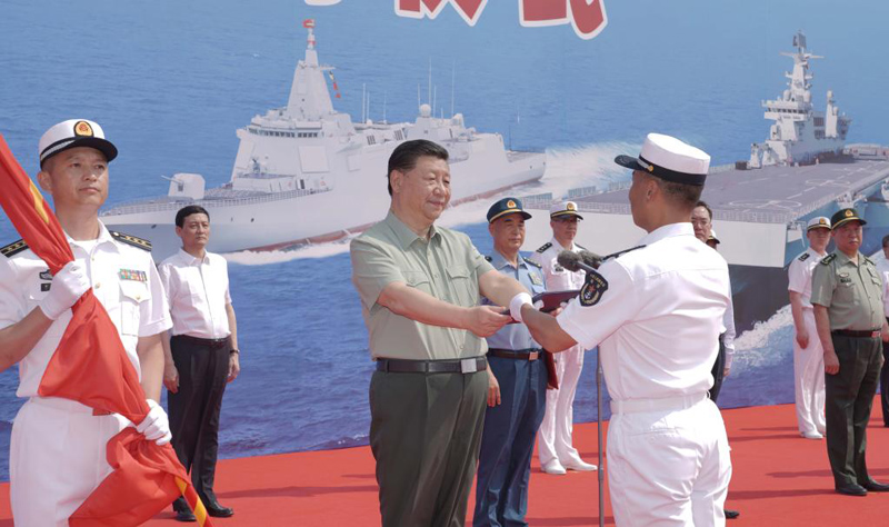 شي يحضر مراسم تشغيل سفن بحرية صينية