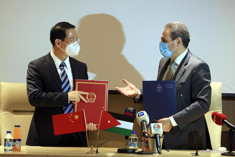 السفارة الصينية تسلم الحكومة الأردنية شحنة مساعدات من لقاحات 