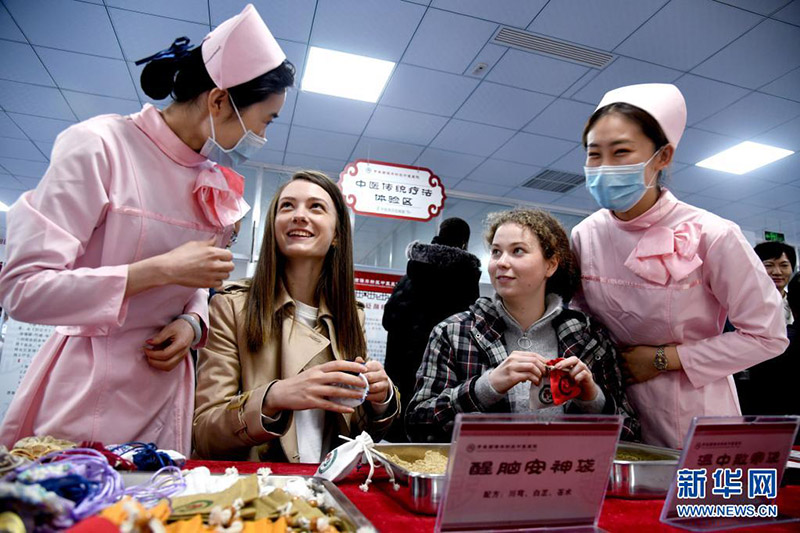 تشينغداو تقدم تجربة خاصة للتعريف بثقافة الطب الصيني