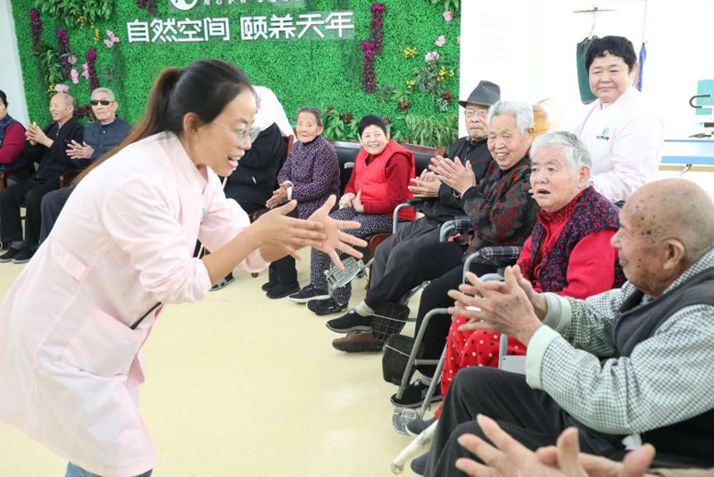 تقديم الرعاية لكبار السن في المجمعات السكنية---- خدمات عالية الجودة وحياة سعيدة للمسنين