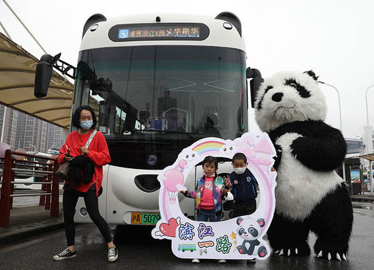 شنغهاي تطلق حافلات الباندا