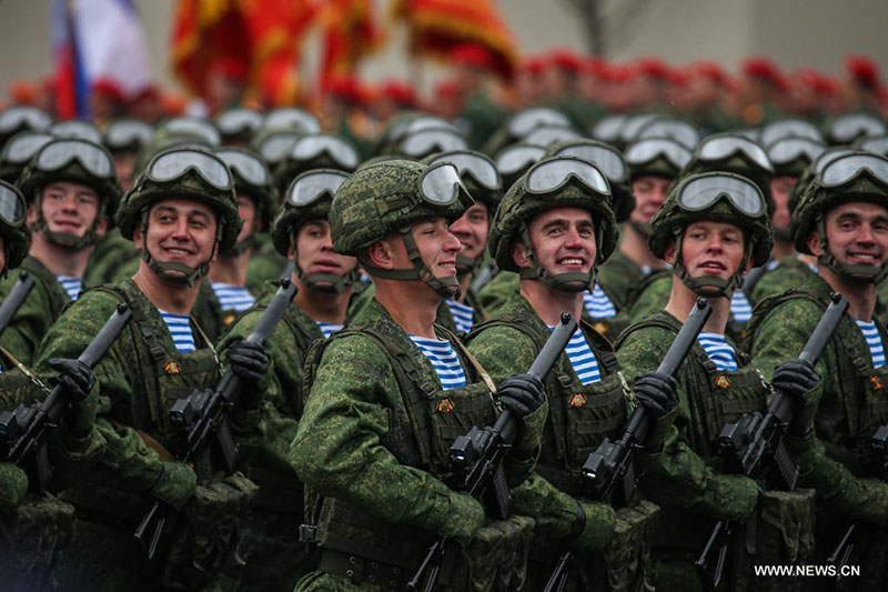 روسيا تنظم عرضا عسكريا بمناسبة عيد النصر