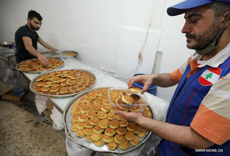 إعداد حلوى عيد الفطر بالعاصمة اللبنانية بيروت