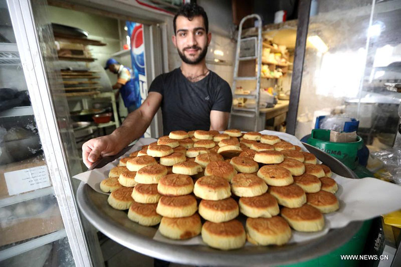 إعداد حلوى عيد الفطر بالعاصمة اللبنانية بيروت
