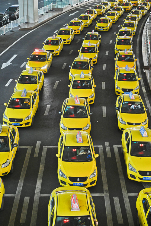 مشهد مذهل لسيارات أجرة صفراء تنتظر في مطار تشونغتشينغ  