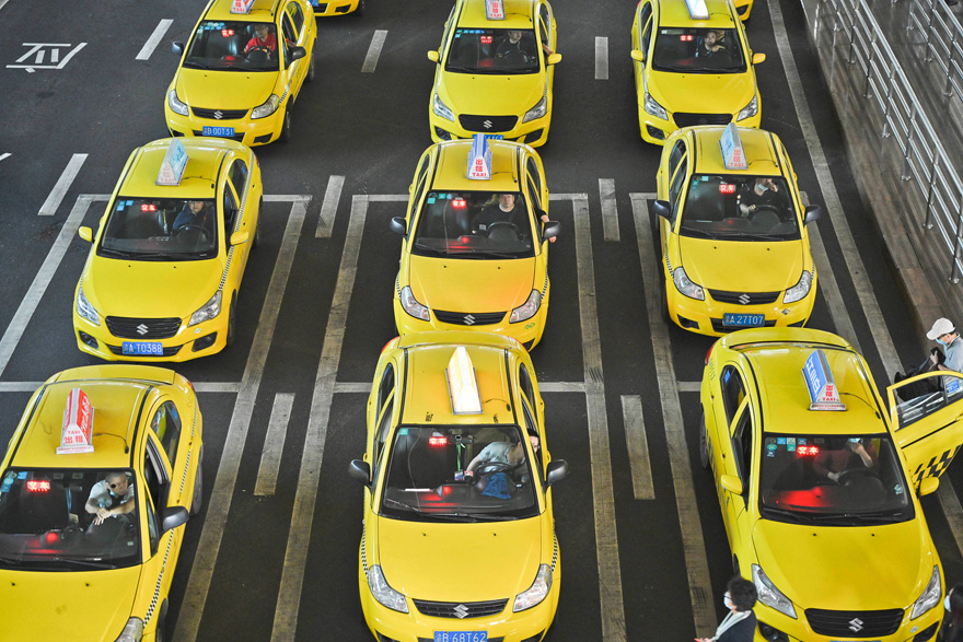 مشهد مذهل لسيارات أجرة صفراء تنتظر في مطار تشونغتشينغ  