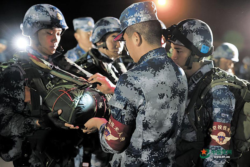 الصور:  سلاح الجو الصيني ينظم تدريبات إنزال القوات ليلاً ونهارً