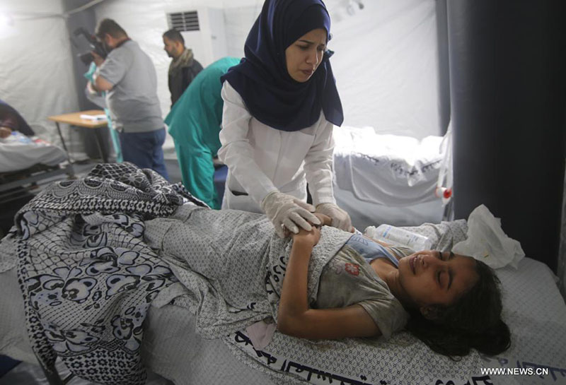 إسرائيل تكثف غاراتها على غزة وارتفاع إجمالي عدد القتلى الفلسطينيين إلى 109