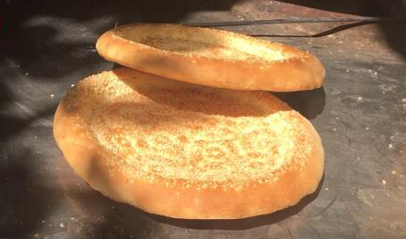 فيديو: خبز النان، الملح الذي لا يغيب عن طعام في شينجيانغ