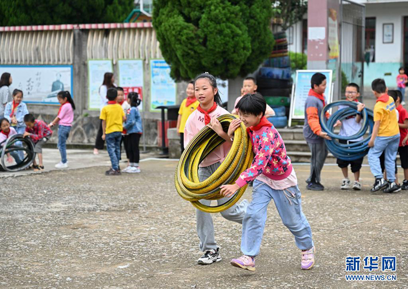 لعبة إطارات العجلات ضمن الأنشطة الرياضية في مدرسة شيانلينغ الابتدائية