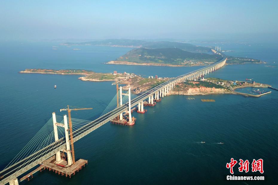تصوير جوي لأطول جسر للطريق والسكك الحديدية عبر المضيق في العالم