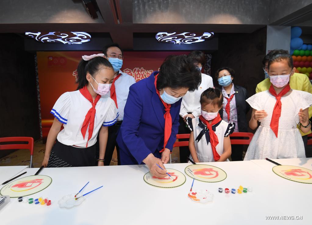 نائبة رئيس مجلس الدولة الصيني تقدم التهاني لأطفال الصين بمناسبة اليوم العالمي للطفل